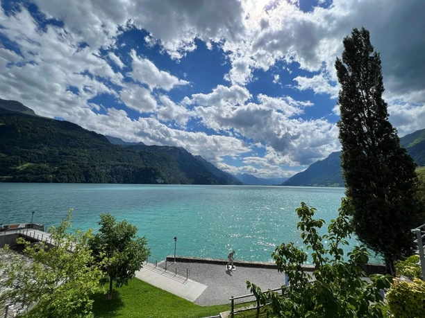 Ausblick auf den türkisfarbenen Brienzersee