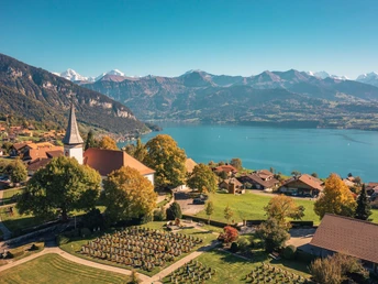 Kirche von Sigriswil mit Thunersee und Eiger, Münch und Jungfrau