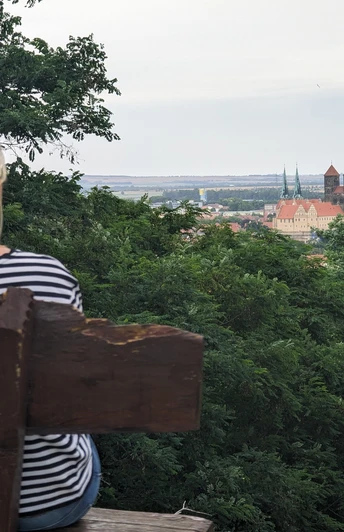 Sitzbank mit Blick zur Stiftskirche