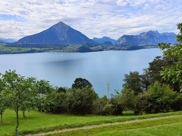 Vue spectaculaire sur les montagnes et les lacs environnants Vue spectaculaire sur les montagnes et les lacs environnants