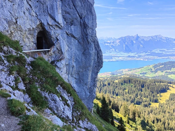Ausblick Schafloch mit Blick auf den Thunersee