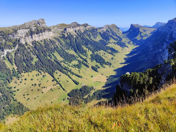 Vue naturelle riche sur la vallée de Justi