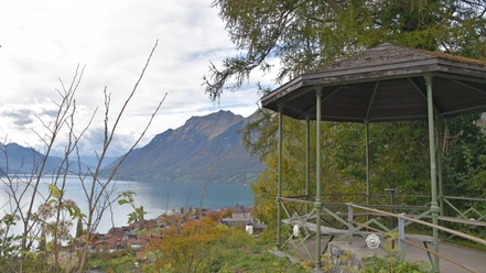 Pavillon et belvédère Gippi avec vue sur Brienz et le lac de Brienz.