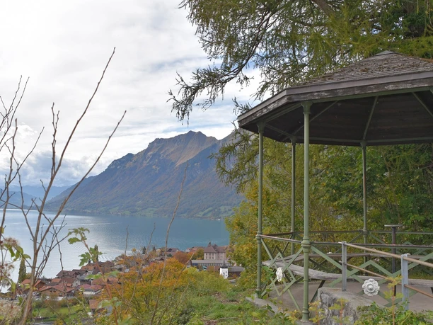 Pavillon und Aussichtspunkt Gippi mit Blick auf Brienz und den Brienzersee.