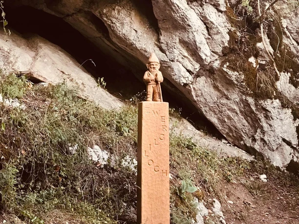 Skulptur vor dem Zwergliloch