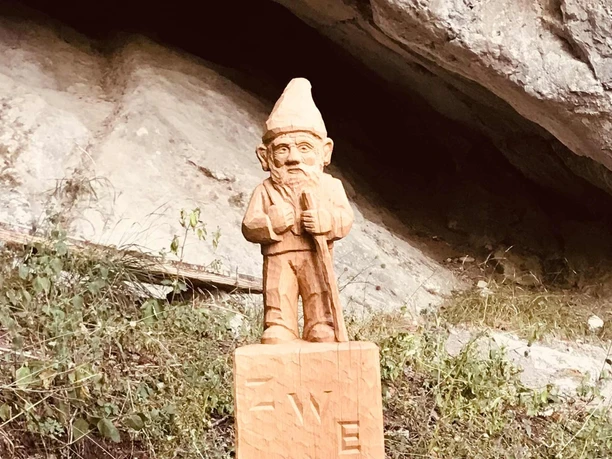 Skulptur vor dem Zwergliloch