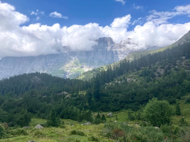 Blick zurück vom Saumweg auf die Gadmerflühe.