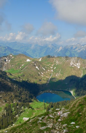 En route vers le sommet du Stockhorn avec vue plongeante sur le lac Oberstockensee.