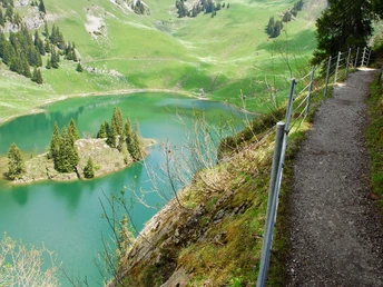 Le chemin rocheux près du Chrindi est creusé dans la paroi rocheuse.