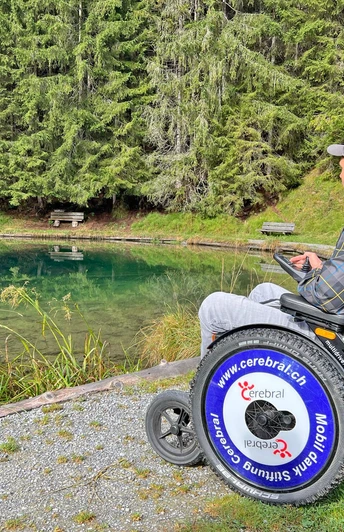 Avec le fauteuil tout-terrain Mountain Drive jusqu'au Blauseeli
