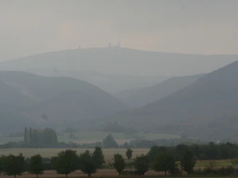 Der Brocken im Dunst aus der Nähe von Darlingerode gesehen.