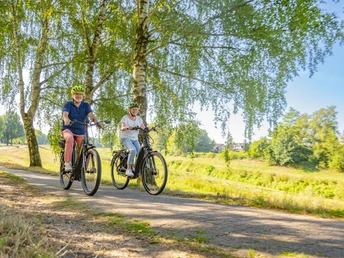 Radler unterwegs entlang der Hase, Haselünne