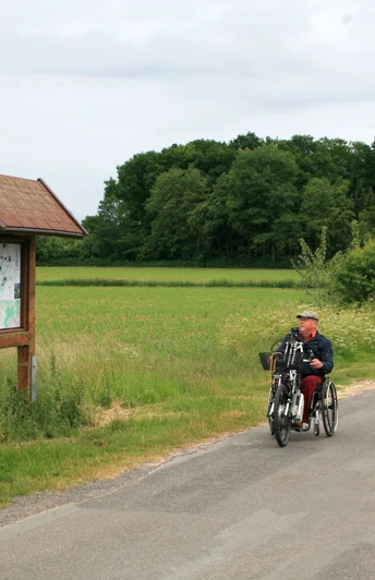 Emsland-Route - Norbert Feislachen und Walter Teckert fahren auf der Handbiker-Route