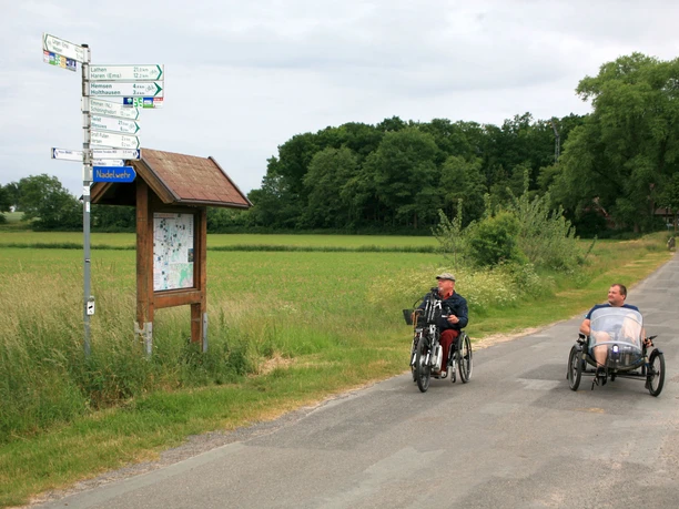 Emsland-Route - Norbert Feislachen und Walter Teckert fahren auf der Handbiker-Route
