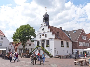 Historisches Rathaus und Marktplatz in Lingen (Ems)