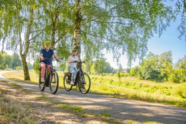 Radler unterwegs entlang der Hase, Haselünne - Radfahren im Emsland
