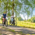 Radler unterwegs entlang der Hase, Haselünne - Radfahren im Emsland ©Emsland Tourismus GmbH (5)
