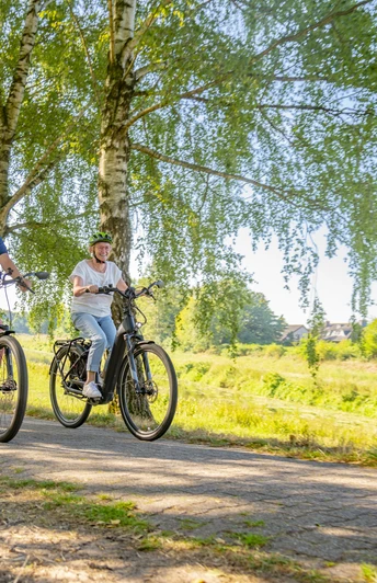 Radler unterwegs entlang der Hase, Haselünne - Radfahren im Emsland ©Emsland Tourismus GmbH (5)