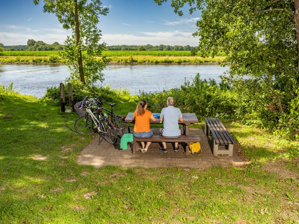 Radeln auf Emsland-Route mit Rastplatz an Ems, Emen ©Emsland Tourismus GmbH (3)