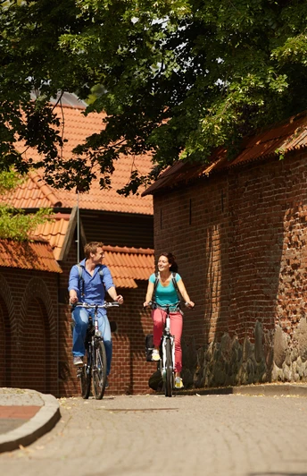 Radler auf dem Nonnenwall (beim Berentzen-Hof) in Haselünne