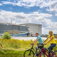 Besucherzentrum Meyer Werft in Papenburg; AIDA-Schiff im Hafen - Radfahren im Emsland ©Emsland Tourismus GmbH (3).jpg