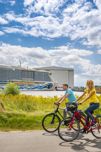 Besucherzentrum Meyer Werft in Papenburg; AIDA-Schiff im Hafen - Radfahren im Emsland ©Emsland Tourismus GmbH (3).jpg