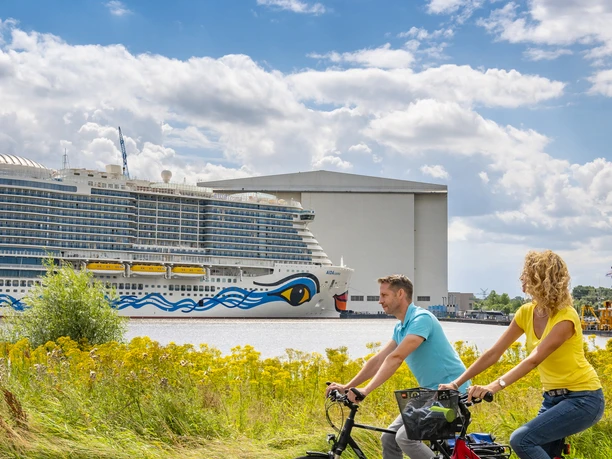 Besucherzentrum Meyer Werft in Papenburg; AIDA-Schiff im Hafen - Radfahren im Emsland ©Emsland Tourismus GmbH (3).jpg