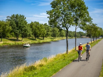 Radfahrende bei der Schleuse Hilter, Emen - Rad-Route Dortmund-Ems-Kanal ©Emsland Tourismus GmbH (5)