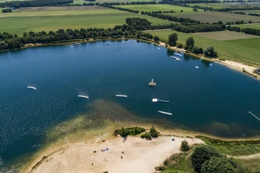 Das Emsland von oben – Heeder See mit Wasserski- und Wakeboard-Anlage ©Emsland Tourismus GmbH (1)