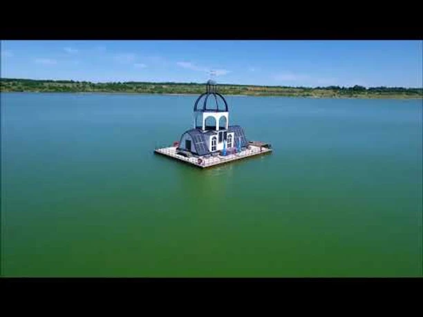 Das Video aus der Vogelperspektive filmt einmal um die VINETA des Störmthaler Sees herum