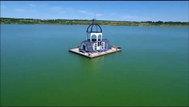 Das Video aus der Vogelperspektive filmt einmal um die VINETA des Störmthaler Sees herum