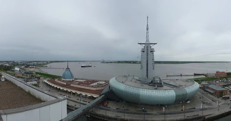 Webcam Bremerhaven Havenwelten - Das Zentrum Die Panomax Webcam bietet einen hochauflösenden Rundumblick über die Havenwelten und das Zentrum Bremerhavens inkl. Klimahaus, Deutsches Auswandererhaus, Deutsches Schifffahrtsmuseum, Zoo am Meer, Deich, Weser, Alter und Neuer Hafen, Museumshafen, U-Boot "Wilhelm Bauer", Schulschiff Deutschland" uvm, frei drehbar und zoombar für individuelle Perspektiven.