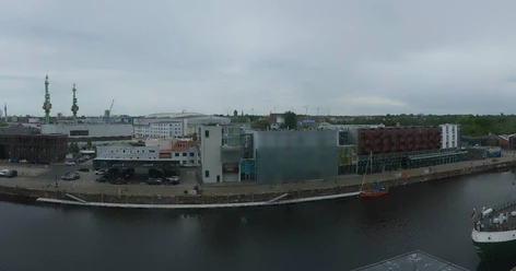 Webcam Bremerhaven Fischereihafen - Das Fischerlebnis Die Panomax Webcam bietet einen hochauflösenden Rundumblick über den Fischereihafen, frei drehbar und zoombar für individuelle Perspektiven.