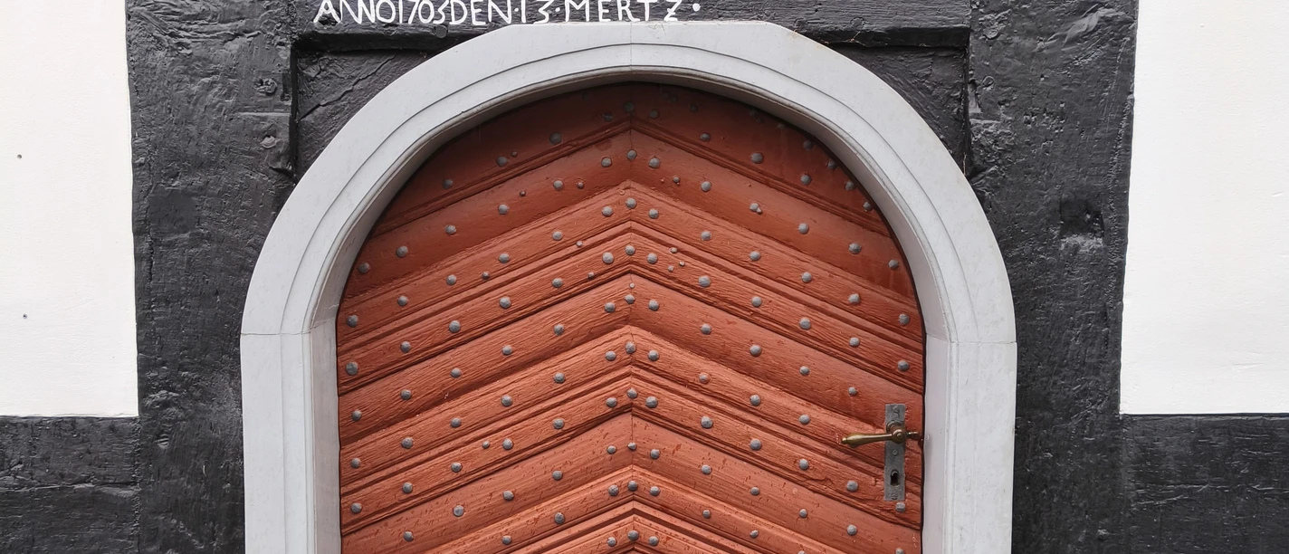 Inschrift im Türsturz des Sassenhäuser Kapelle