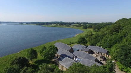 Wikinger Museum, im Hintergrund die Wikinger Häuser Haithabu © Stiftung Schleswig-Holsteinische Landesmuseen / Alwin Dombetzki