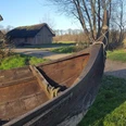 Häuser, im Vordergrund das Wikingerboot Erik Styrimathr © Stiftung Schleswig-Holsteinische Landesmuseen