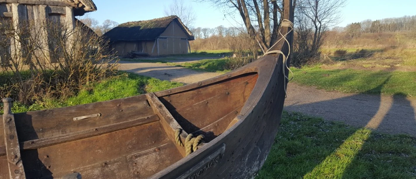 Häuser, im Vordergrund das Wikingerboot Erik Styrimathr © Stiftung Schleswig-Holsteinische Landesmuseen