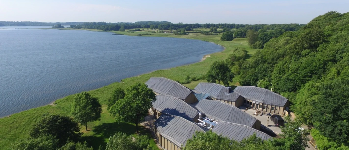 Wikinger Museum, im Hintergrund die Wikinger Häuser Haithabu © Stiftung Schleswig-Holsteinische Landesmuseen / Alwin Dombetzki