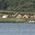 Blick vom Noor zur Landbrücke und zu den rekonstruierten Häusern © Stiftung Schleswig-Holsteinische Landesmuseen