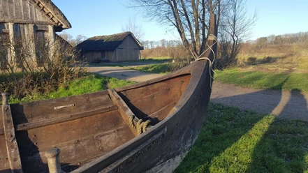 Häuser, im Vordergrund das Wikingerboot Erik Styrimathr © Stiftung Schleswig-Holsteinische Landesmuseen