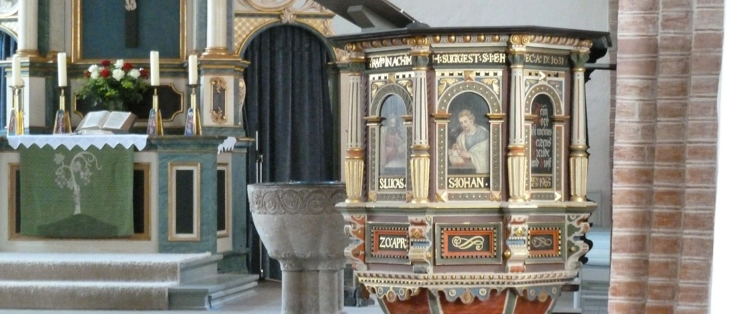 Kanzel Taufstein und Altar.JPG