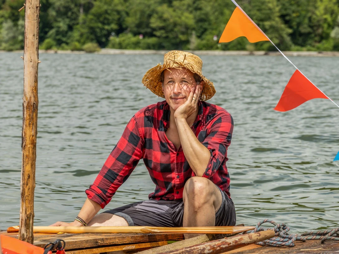 Und wovon träumst Du_kleiner_©Willi Weitzel_Welterforscher Film usw_Foto Maxmilian Willer_Floß2.jpg