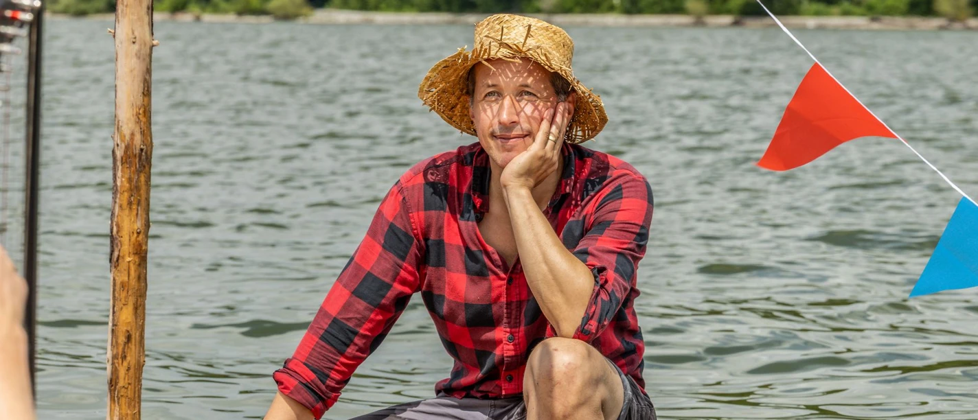 Und wovon träumst Du_kleiner_©Willi Weitzel_Welterforscher Film usw_Foto Maxmilian Willer_Floß2.jpg