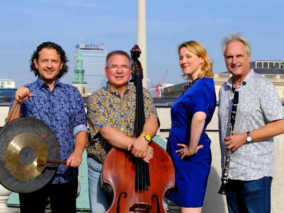 WinnieBöwe&Musiker_1 (Ausschnitt hochkant) klein.jpg