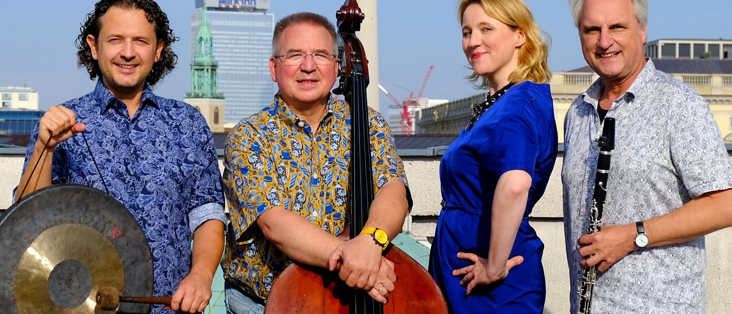 WinnieBöwe&Musiker_1 (Ausschnitt hochkant) klein.jpg