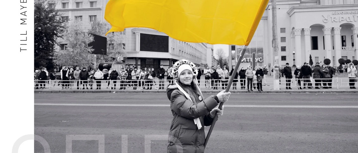 Widerstand_Mädchen mit Fahne_Foto Till Mayer.jpg