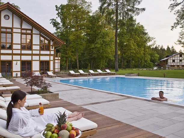 Basen zewnętrzny w Brune Balance med & Spa