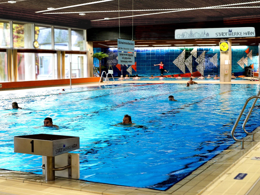 Piscina e piscina sportiva ad Haan Piscina coperta riscaldata ad Haan, dotata di vasca olimpionica, atmosfera invitante e ambiente amichevole.