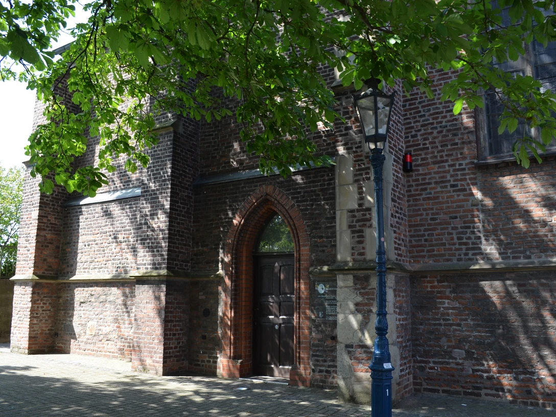Marienkapelle a Monheim am Rhein Edificio in mattoni della Marienkapelle di Monheim am Rhein con portale ad arco a sesto acuto e lampione circostante.