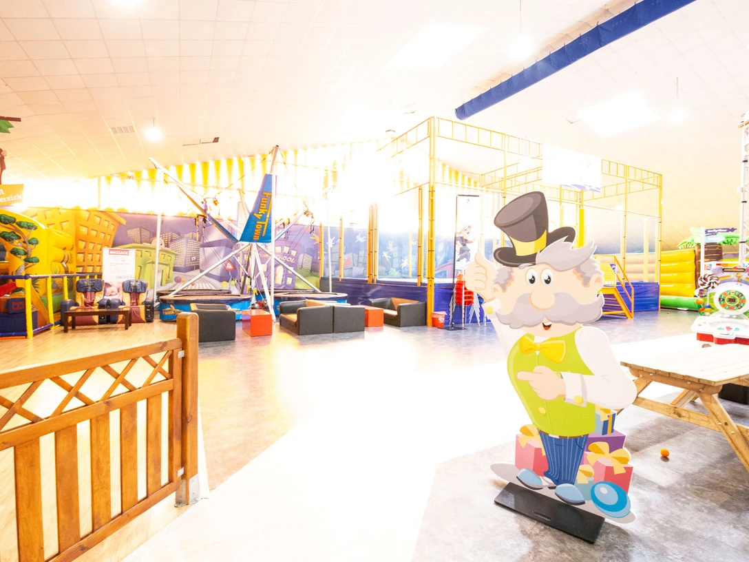 Ville branchée à Ratingen Une aire de jeux intérieure avec des structures d'escalade colorées et une figurine grandeur nature d'un homme âgé.